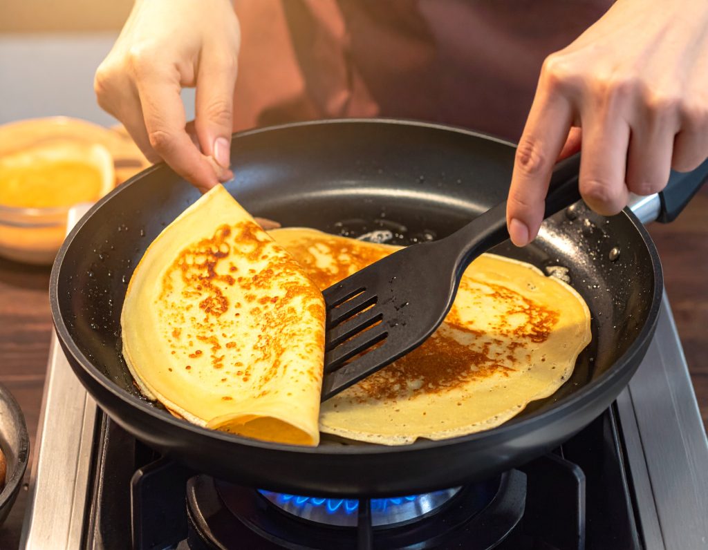 Protein-Wrap wird in einer Pfanne gebacken und gewendet