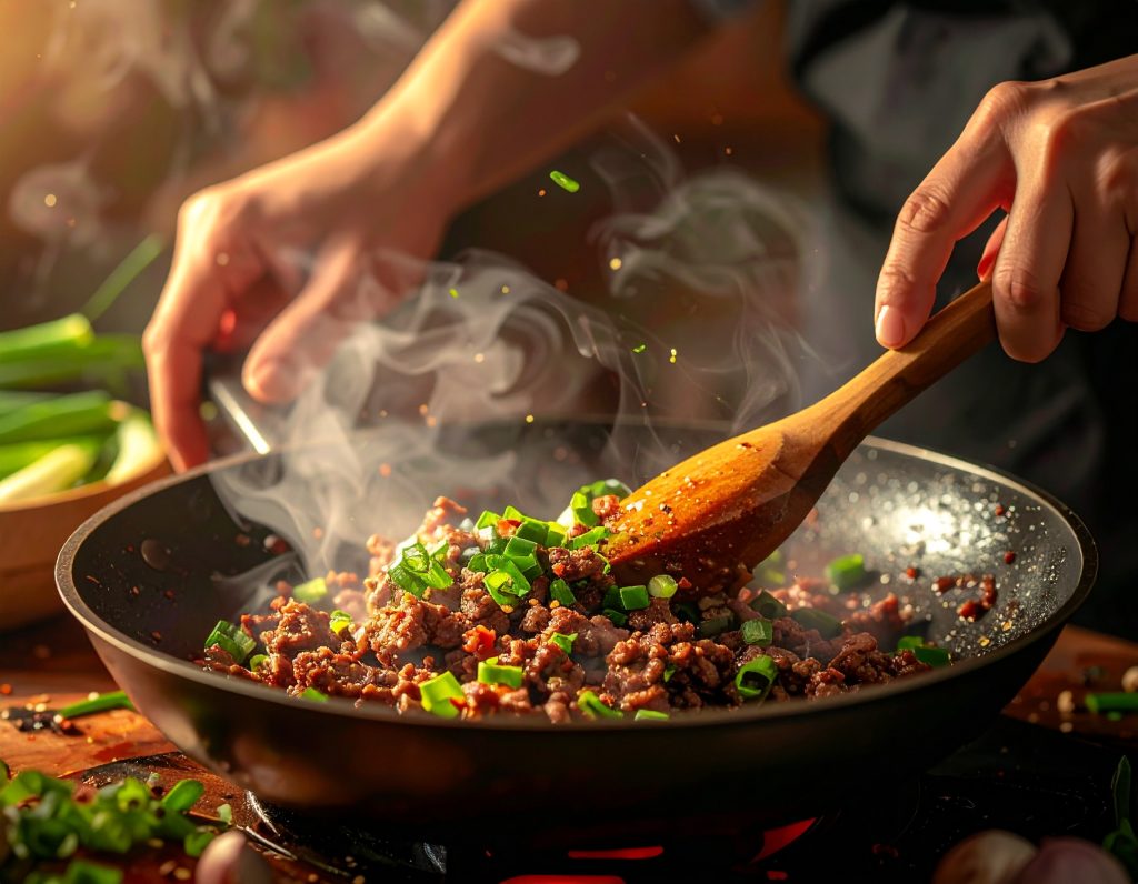 Hackfleisch und Gemüse werden für Protein-Wraps angebraten