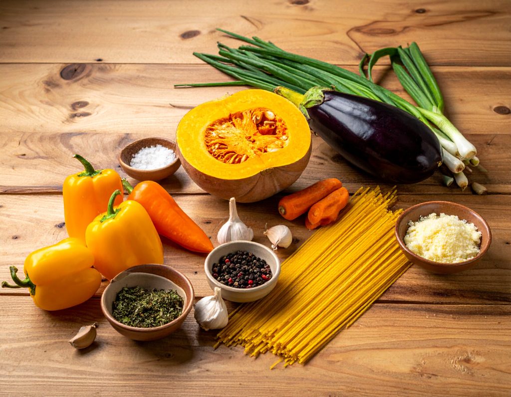 Zutaten für Kürbis-Spaghetti mit Kürbis, Paprika, Aubergine und Lauch