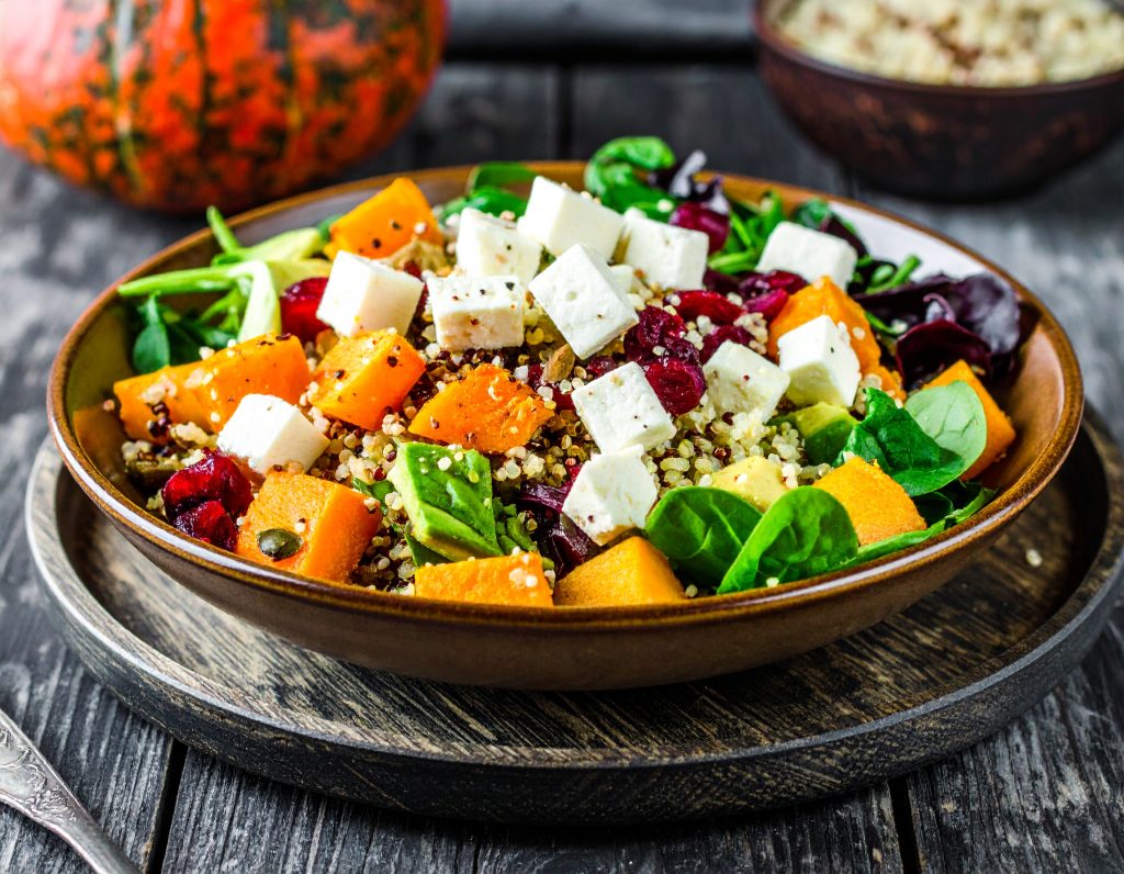 Kürbis-Quinoa-Bowl mit Blattspinat, Feta und Kürbiswürfeln