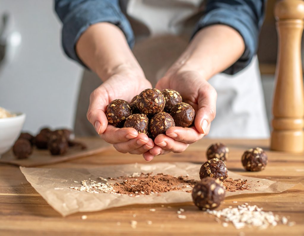 Schoko-Energy-Balls werden mit den Händen geformt