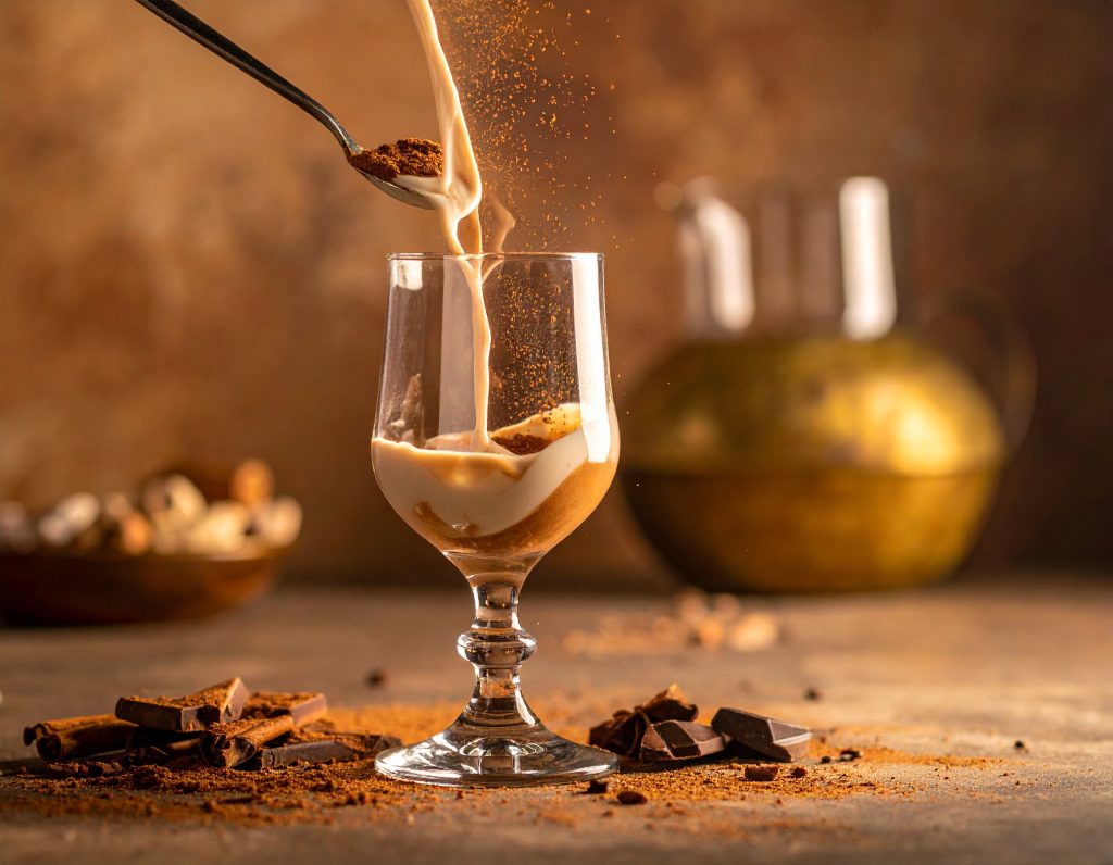 Pistaziencreme wird in ein Glas für Dubai-Trinkschokolade gegeben