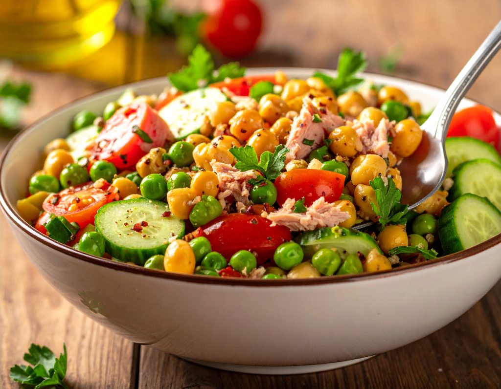 Fertiger Thunfischsalat mit Kichererbsen, Gurke und Tomaten