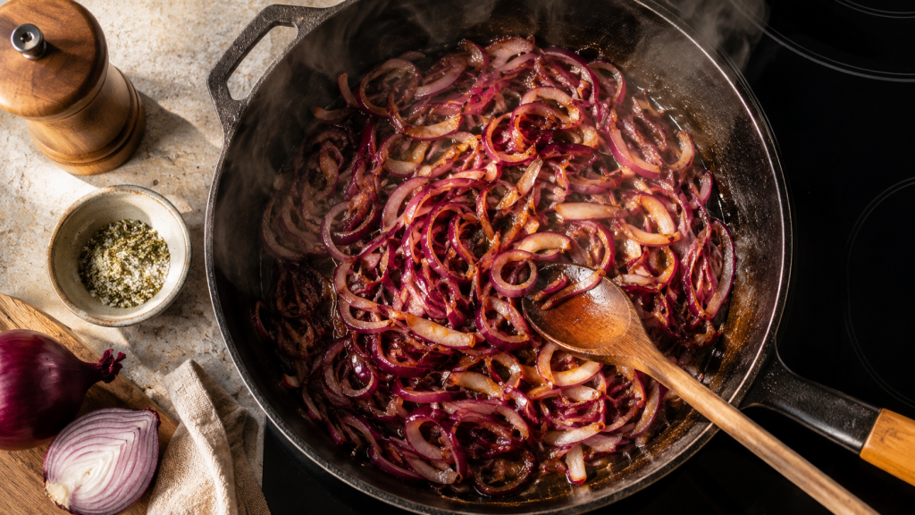 Rote Zwiebeln werden in einer Pfanne angebraten